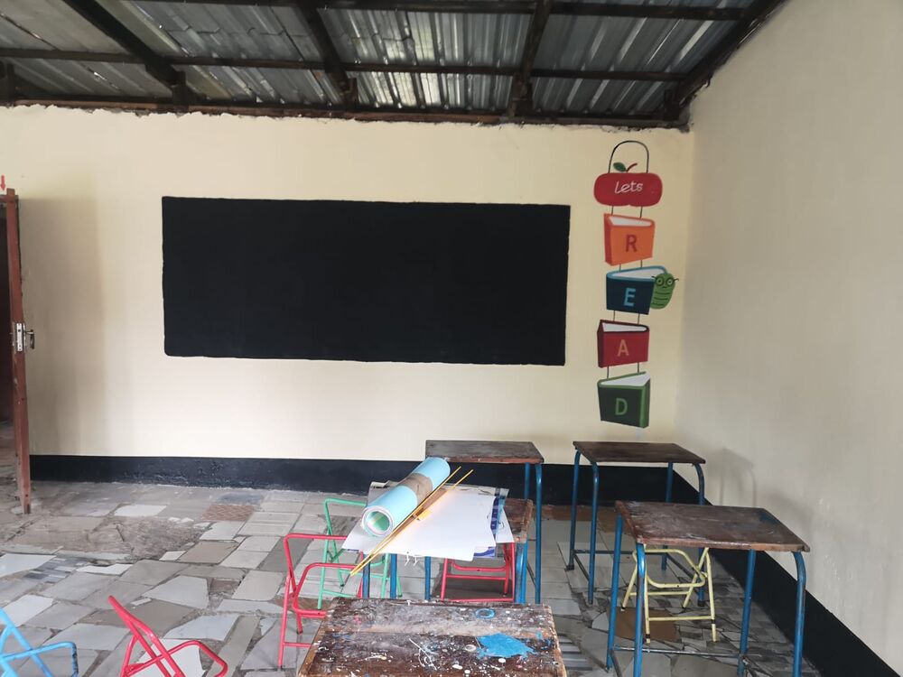 Die neue Tafel - in Sambia werden diese einfach mit Tafelfarbe auf die Wand gemalt. Ist günstiger.