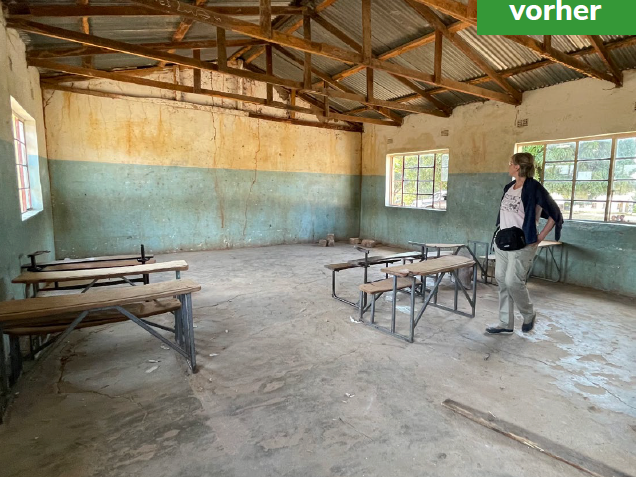 Ein verlassener, leerer Klassenraum mit beschädigten Wänden und alten Bänken. Beschriftet mit 'vorher'.