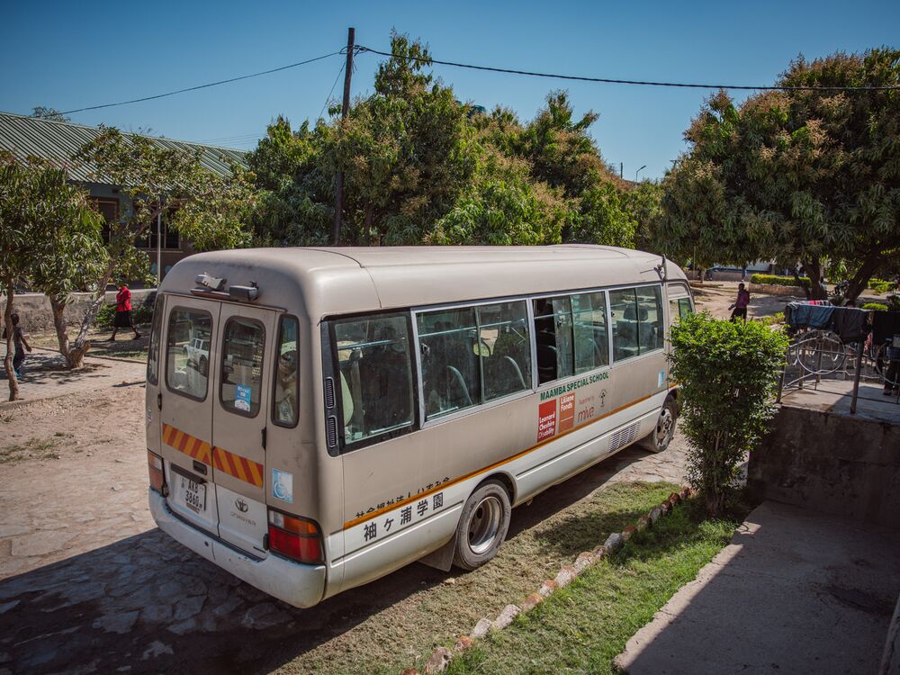 Schulbus - mit dem fahren sie zum Schulgarten der leider nicht direkt an der Schule liegt.